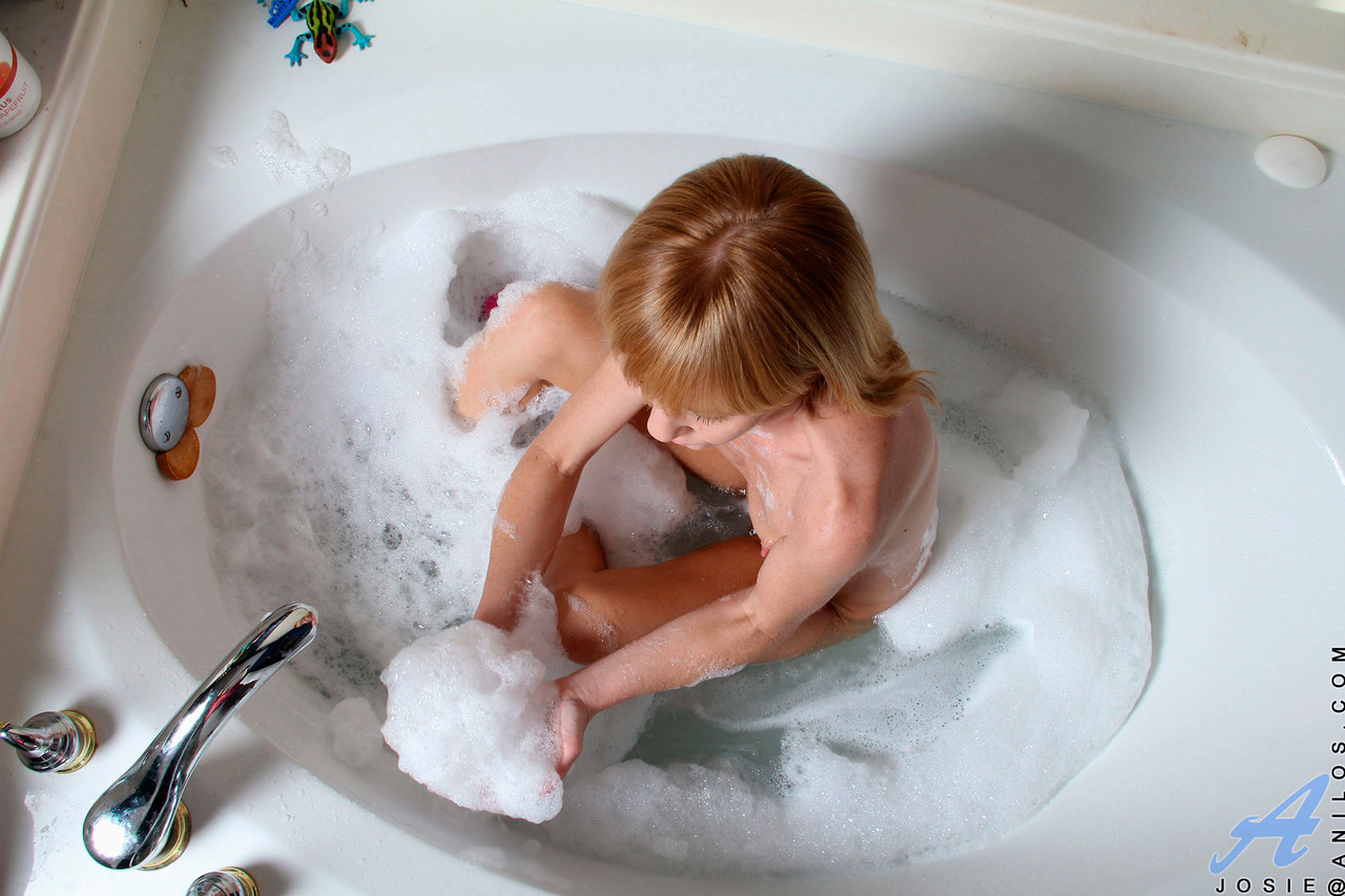 Reife Puppe Mit Großen Brüsten Josie Spielt Mit Ihrer Schwanzhungrigen Muschi In Der Badewanne