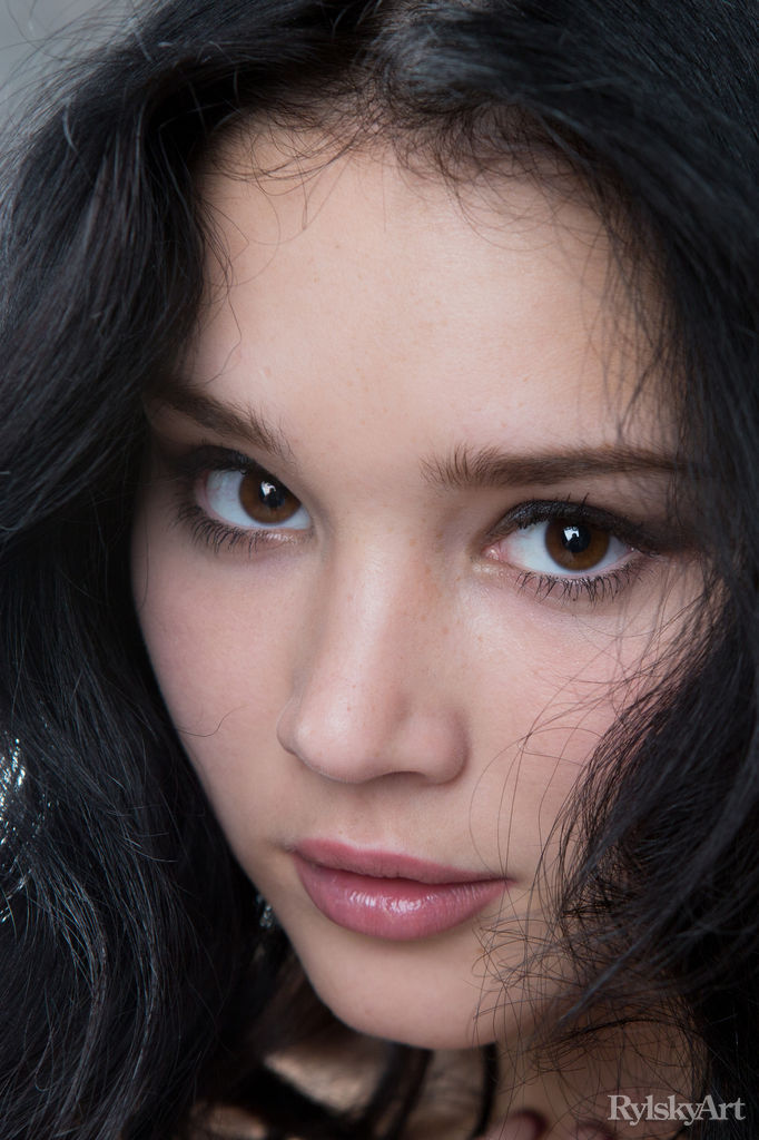 Brunette Nue Adolescente Malena Fendi Admire Son Beau Visage Dans Le Miroir