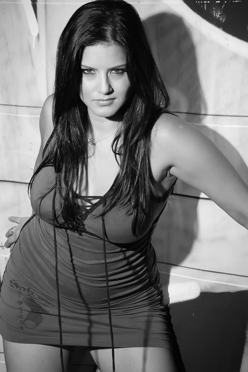 सन्नी लियोन दिखाती हैं सुंदर चेहरा और सुंदर टांगें