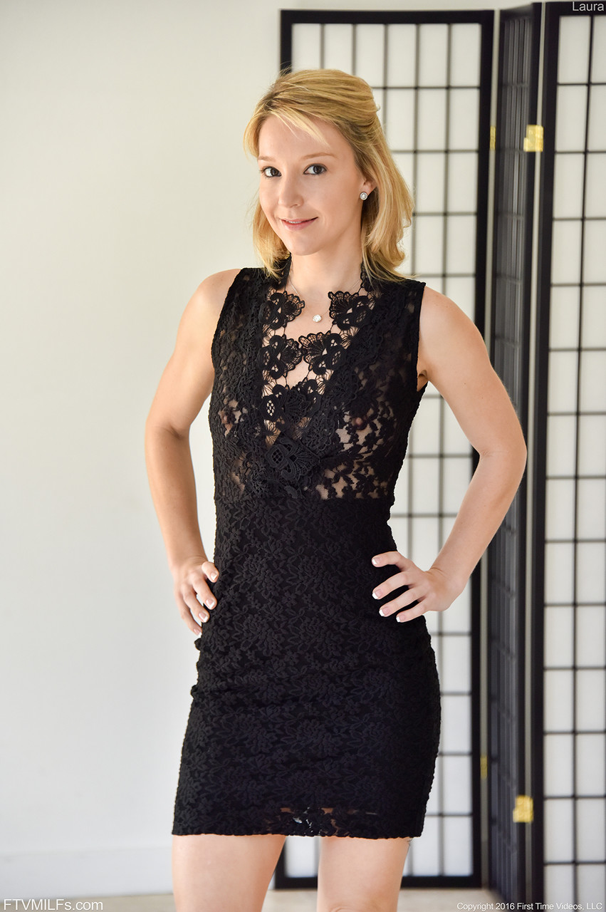 Petite Amie Blonde Mince Laura Se Déshabille Pour L'entraînement Sportif À Domicile