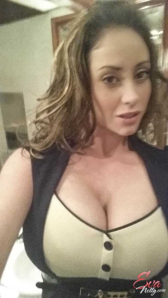 Eva Notty Con Activos Impresionantes Le Encanta Tomar Selfies Subidos De Tono