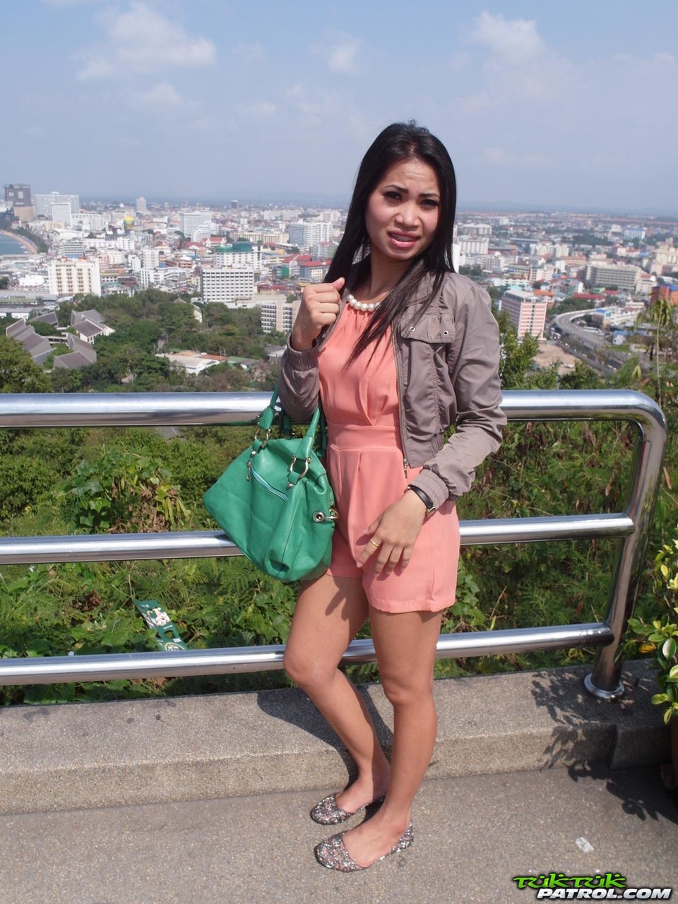 Amateur Thaïlandaise Montre Ses Petits Seins Après Avoir Bu De L'alcool