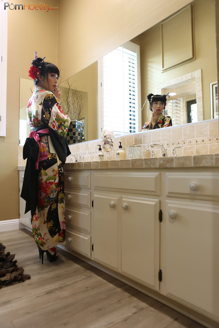 اليابانية الجميلة ماريكا هاس تمتص القضيب قبل النيك القاسي في الحمام