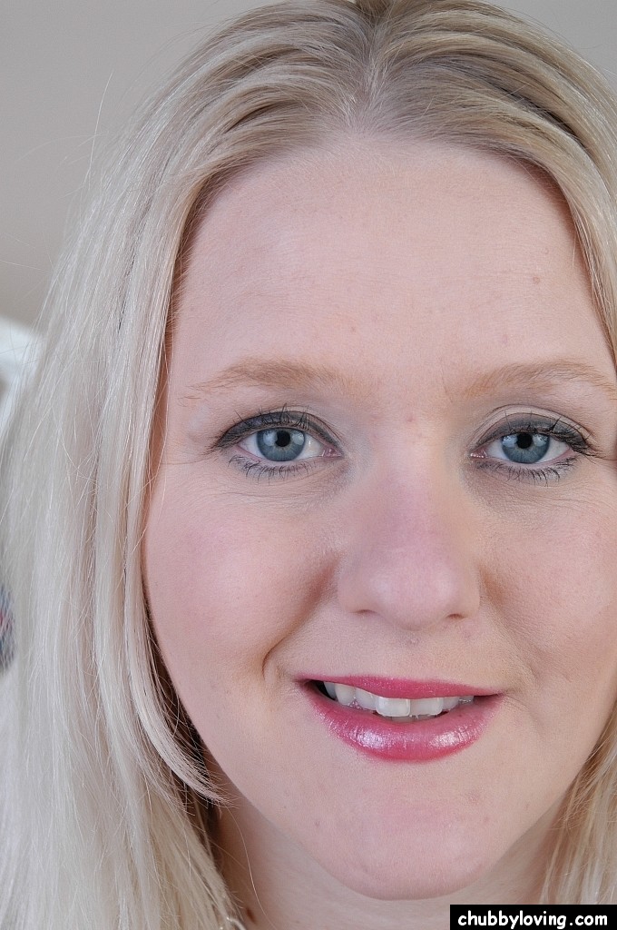 Полненькая Блондинка Саманта Показывает Свою Удивительную Большую Грудь