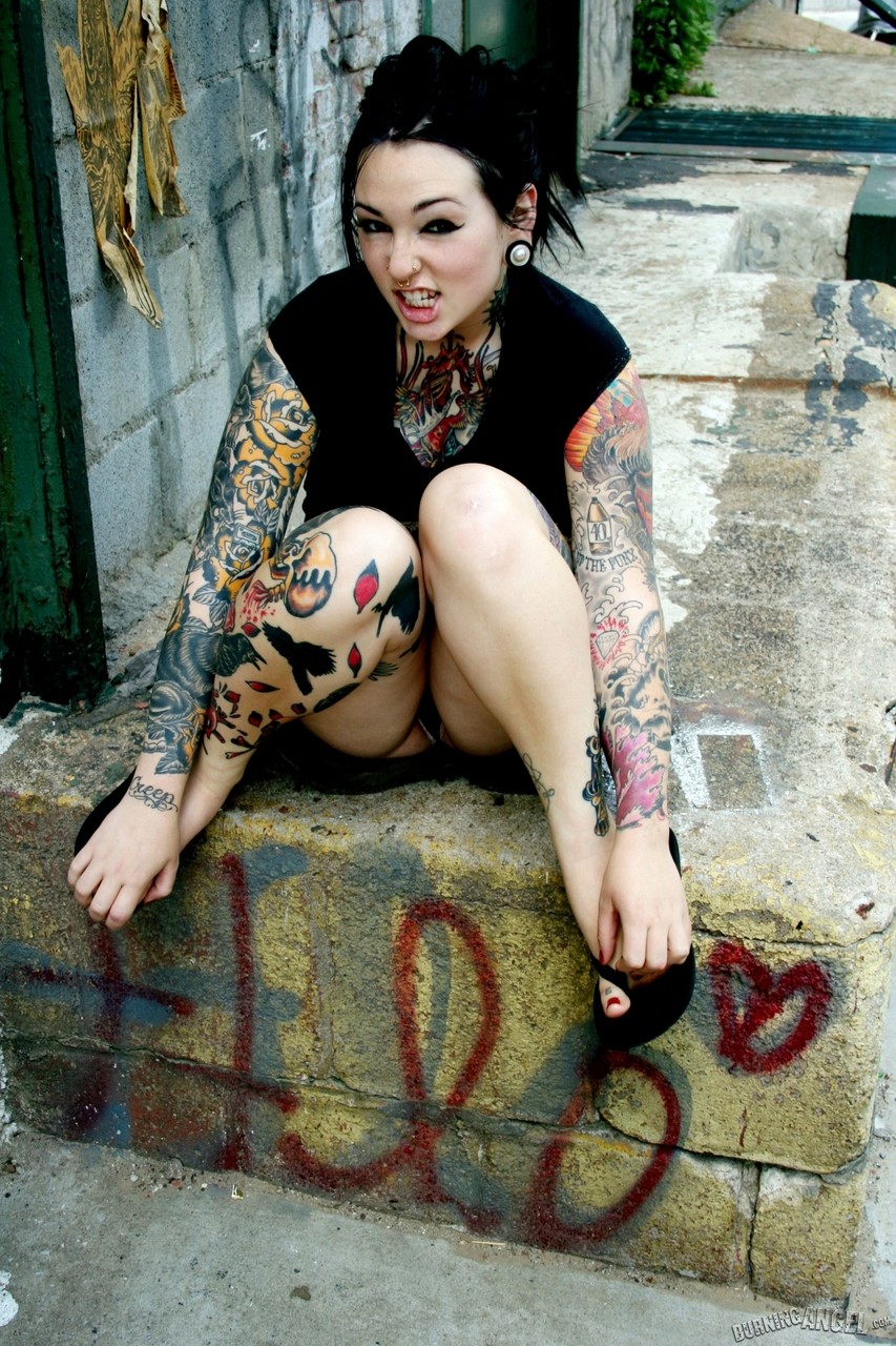 सुंदर फेटिश बेबी अदाह्लिया बड़े स्तन और टैटू को बाहर निकालती है