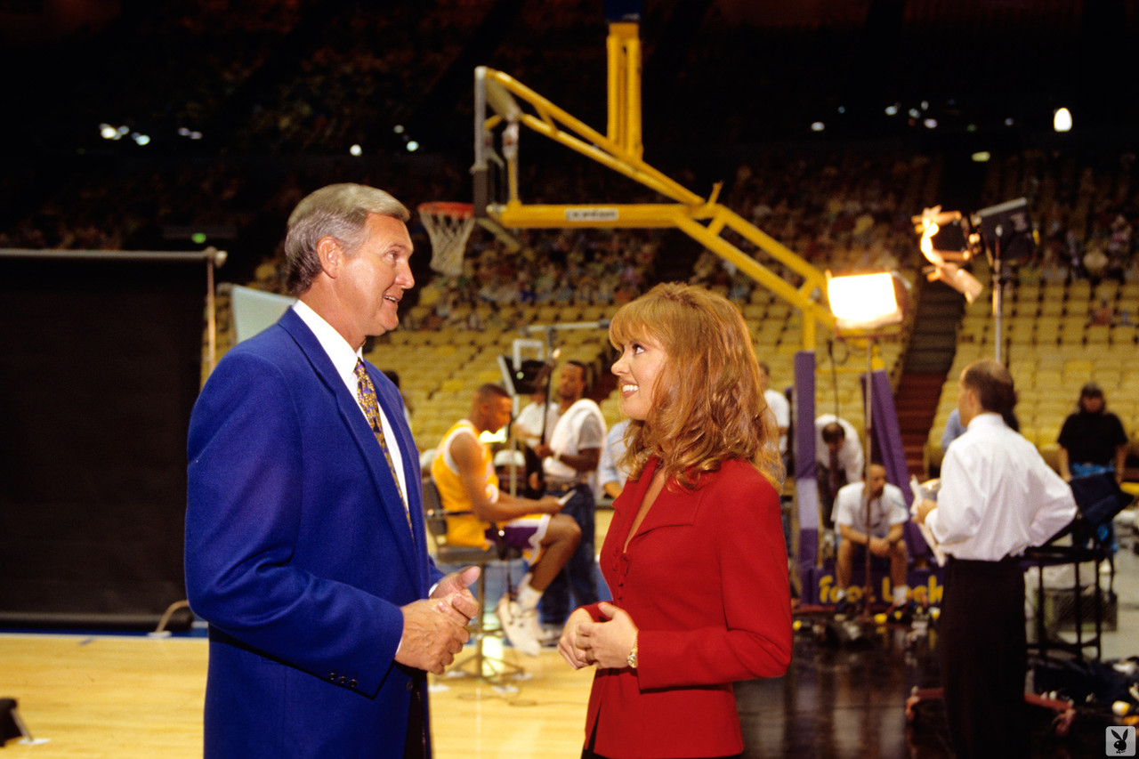 レイカーズのベイビー・ジーニー・バスが毛深いマンコと天然おっぱいを披露