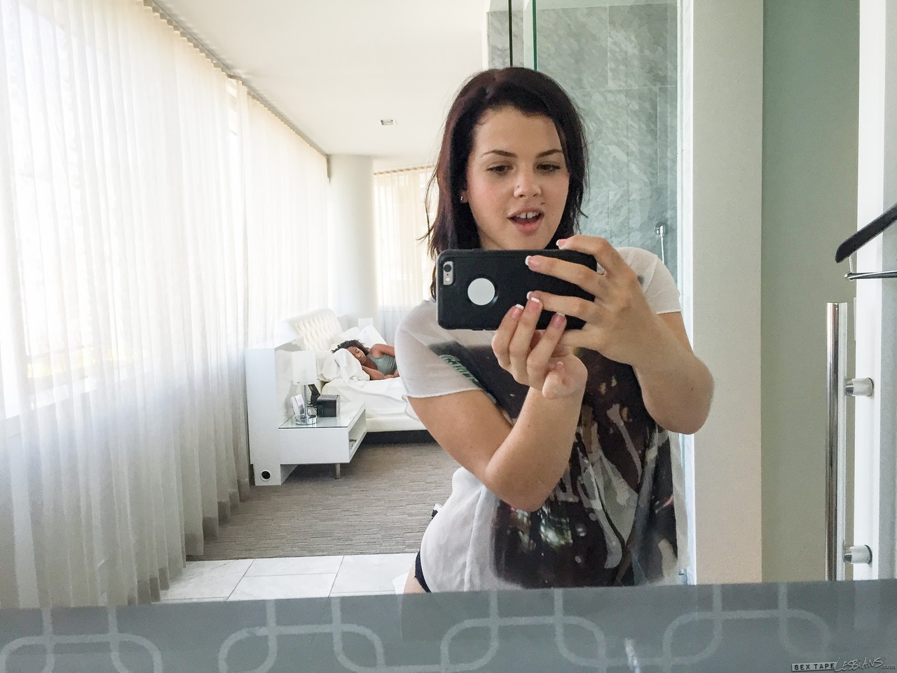 الفتيات السود والبيضاء يتصورن أنفسهن أثناء ممارسة الجنس المثلية بين الأعراق