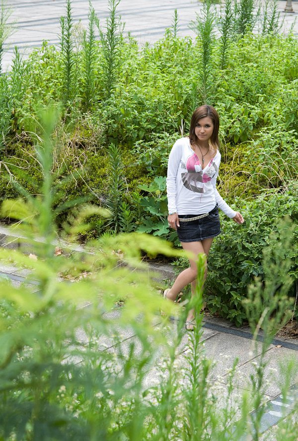 美しい日本のティーン麻里亜がカジュアルにスカートの中のパンティーを露出