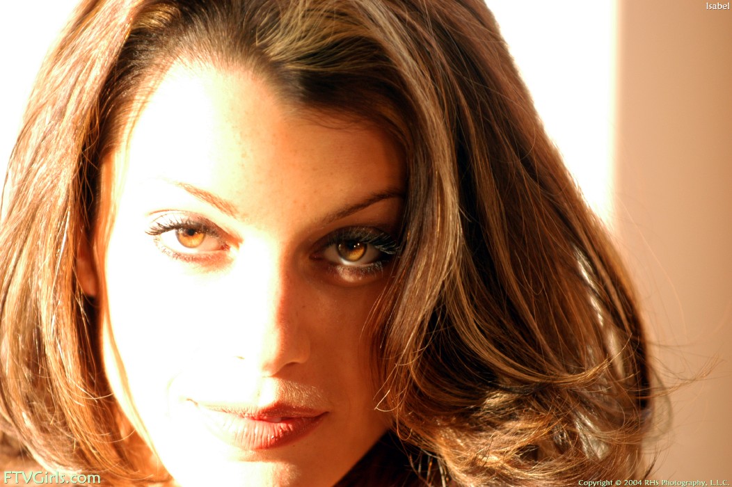 華麗なイザベラは巨乳を暴露し、オモチャでオナニーする