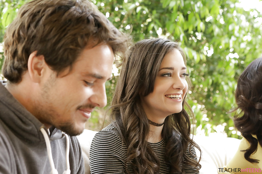 Brünette Schülerin Und Lehrer Dreier Für Geld