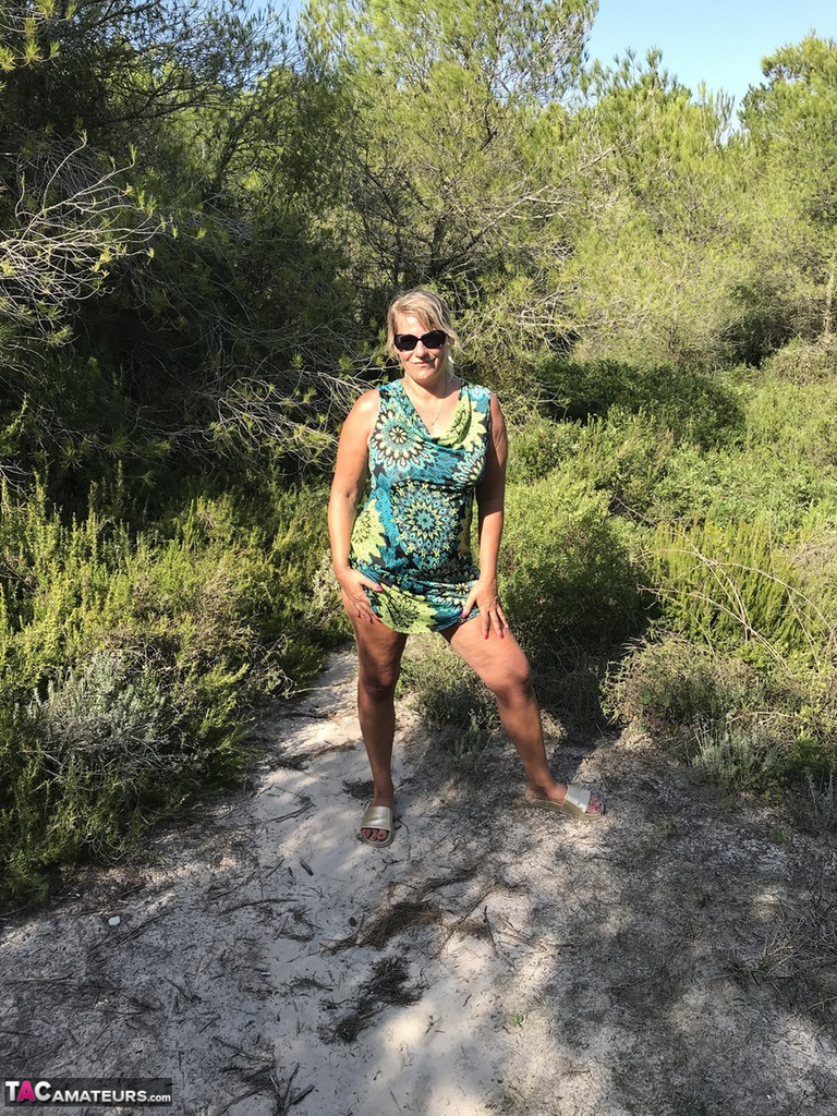 الحلوة سوزي، البيضاء الجريئة المبتدئة، تتخلص من الفستان والبيكيني