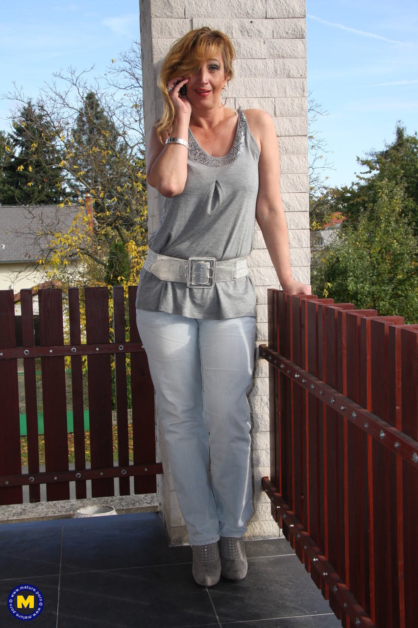 垂れた胸の金髪人妻が婦人科医に中出しされる