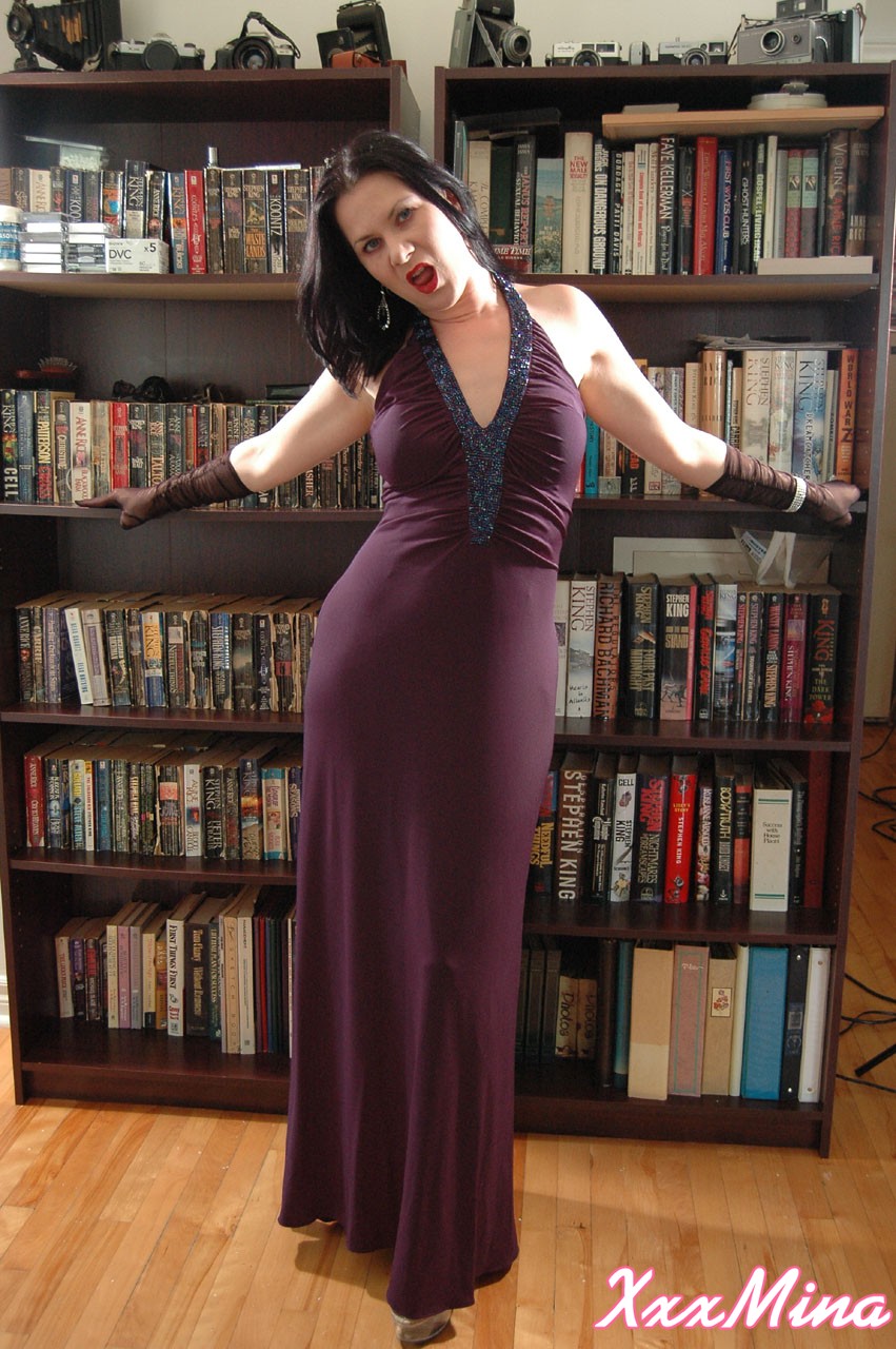 Modèle Amateur Mina Gorey Se Déshabille Entièrement En Gants Et Talons Devant La Bibliothèque