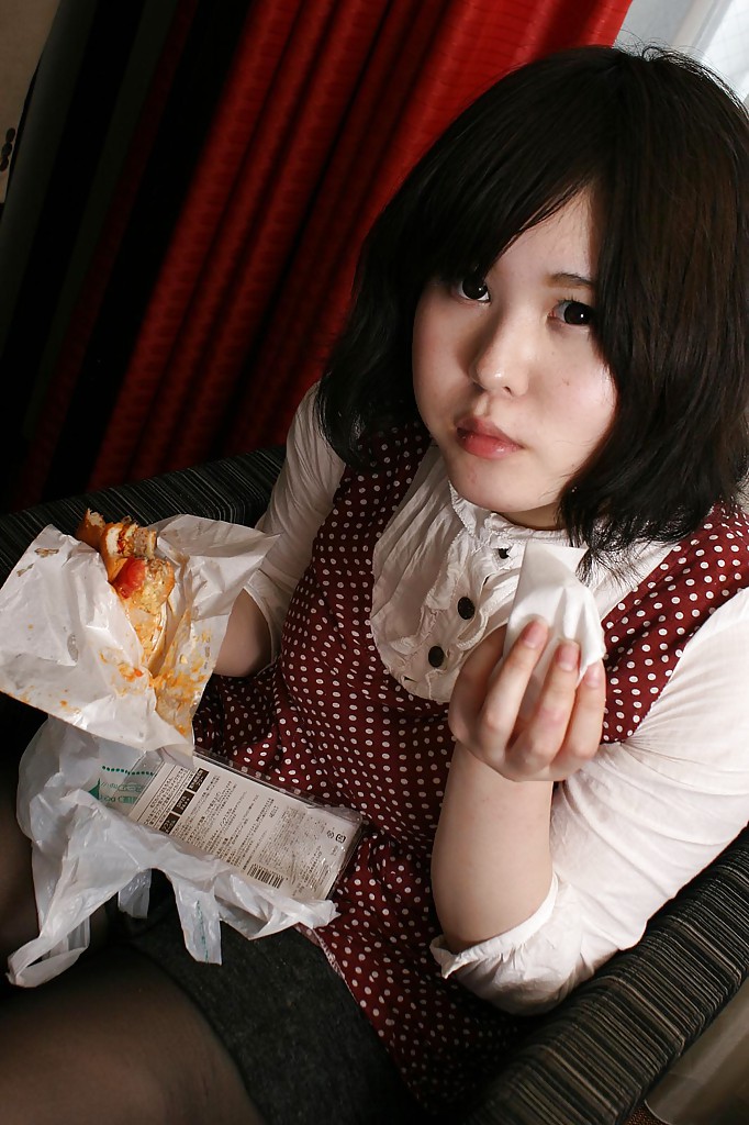 ぽっちゃりアジアのミルフィーパンティストッキングでお尻とマンモを披露する