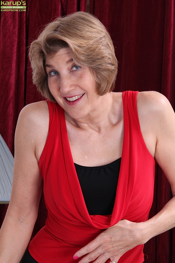 बॉसी राइडर परिपक्व दादी योनि क्लोज़ अप क्लिटोरिस