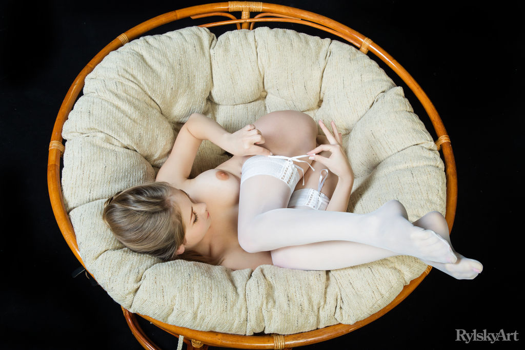 सुंदर किशोरी जेफ मिल्टन सफेद मोज़े में सेक्सी मॉडलिंग