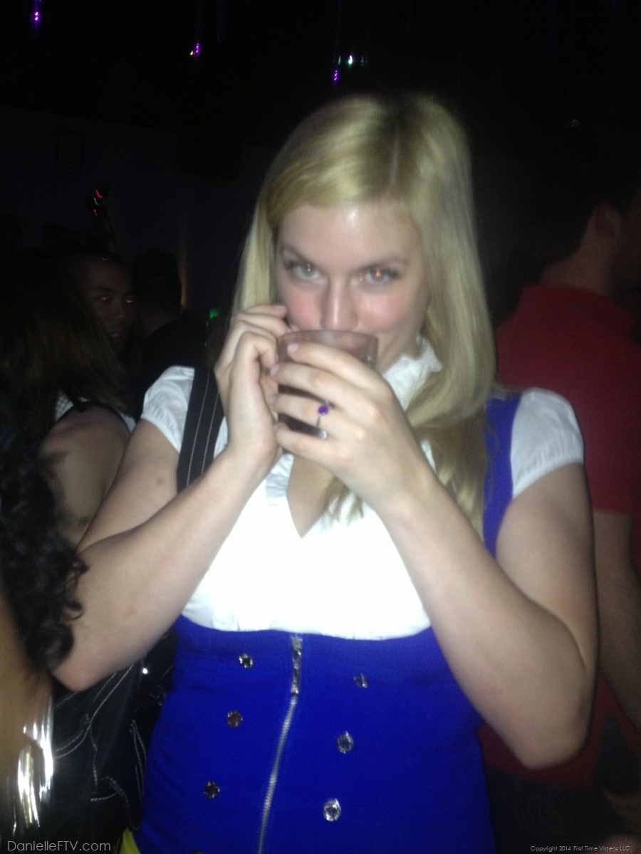 صور سيلفي الهواية دانيلل FTV بملابس غير عارية