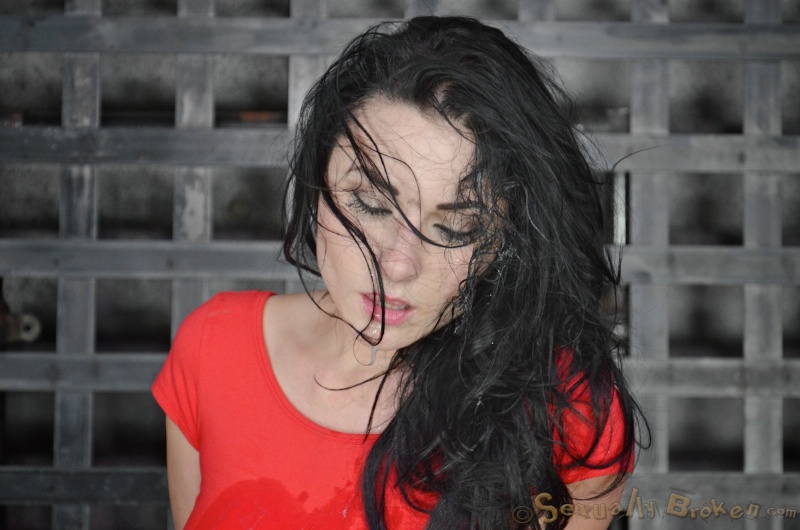 काले बालों वाली किशोरी वेरुका जेम्स को क़ैदखाने में गले तक चोदा गया