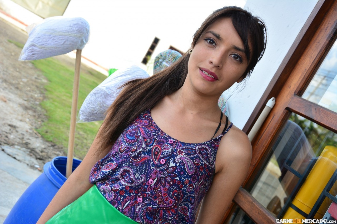 Невинная Латина Вероника Марин Щеголяет Натуральной Грудью И Аппетитной Влагалищем