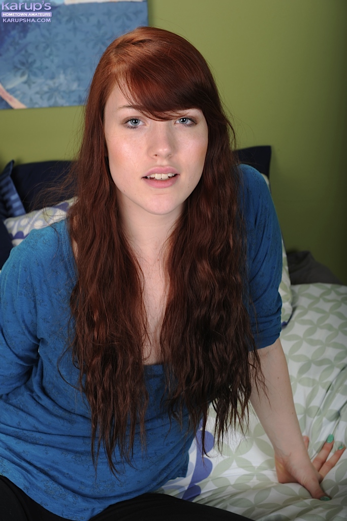 جوان ستارك تفتح شفتي مهبلها بعد خلع بنطال اليوغا