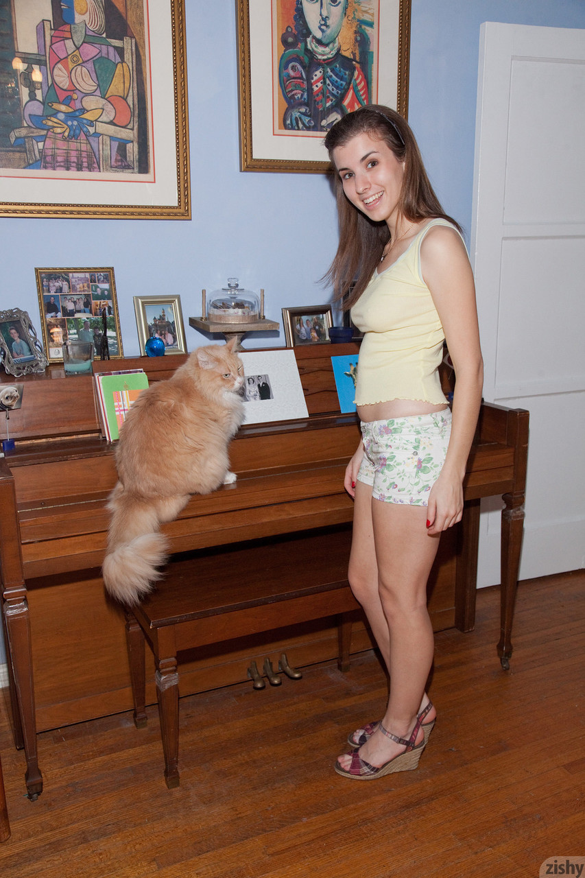 カナディアンソロガール メリッサ・ジョンストン 温室でパンツまで脱ぐ