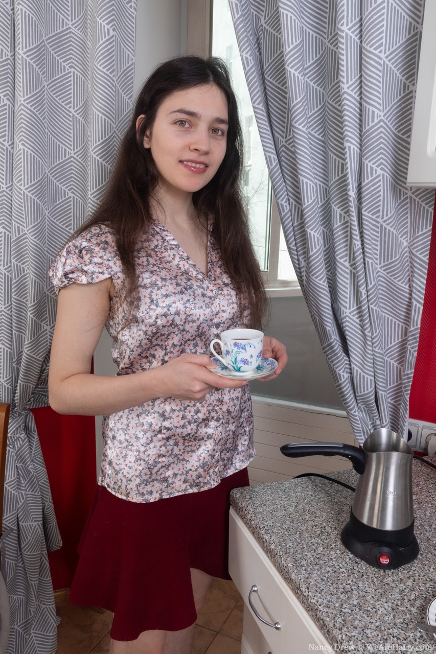 Morena Amateur Nancy Drew Exposa Sus Axilas Velludas Y Su Coño En Solo