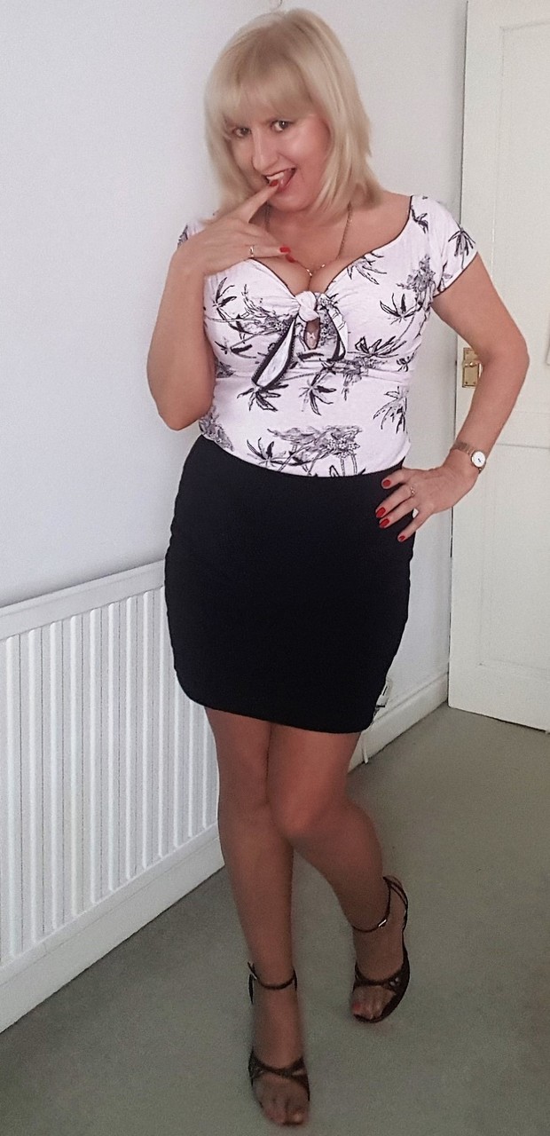 Femme Mûre Au Foyer Lorna Blu Se Déshabille Et Taquine Avec Un Gros Légume