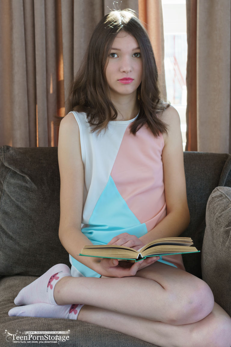 スリムな十代のアリエルがソロストリップショーで甘い身体を披露