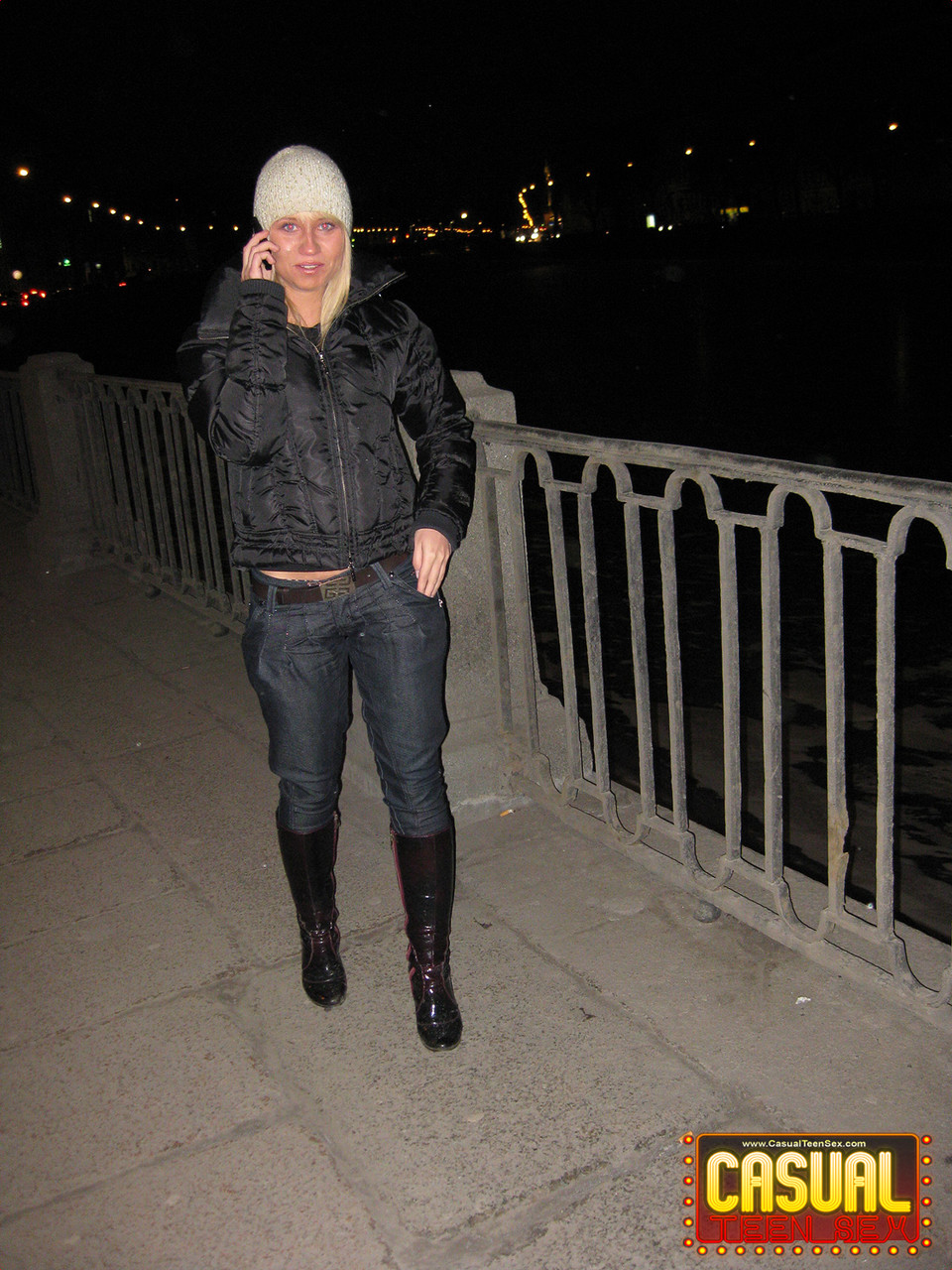 Amatrice Adolescente Cassie Ramassée Dans La Rue Et Démontée Sur La Table