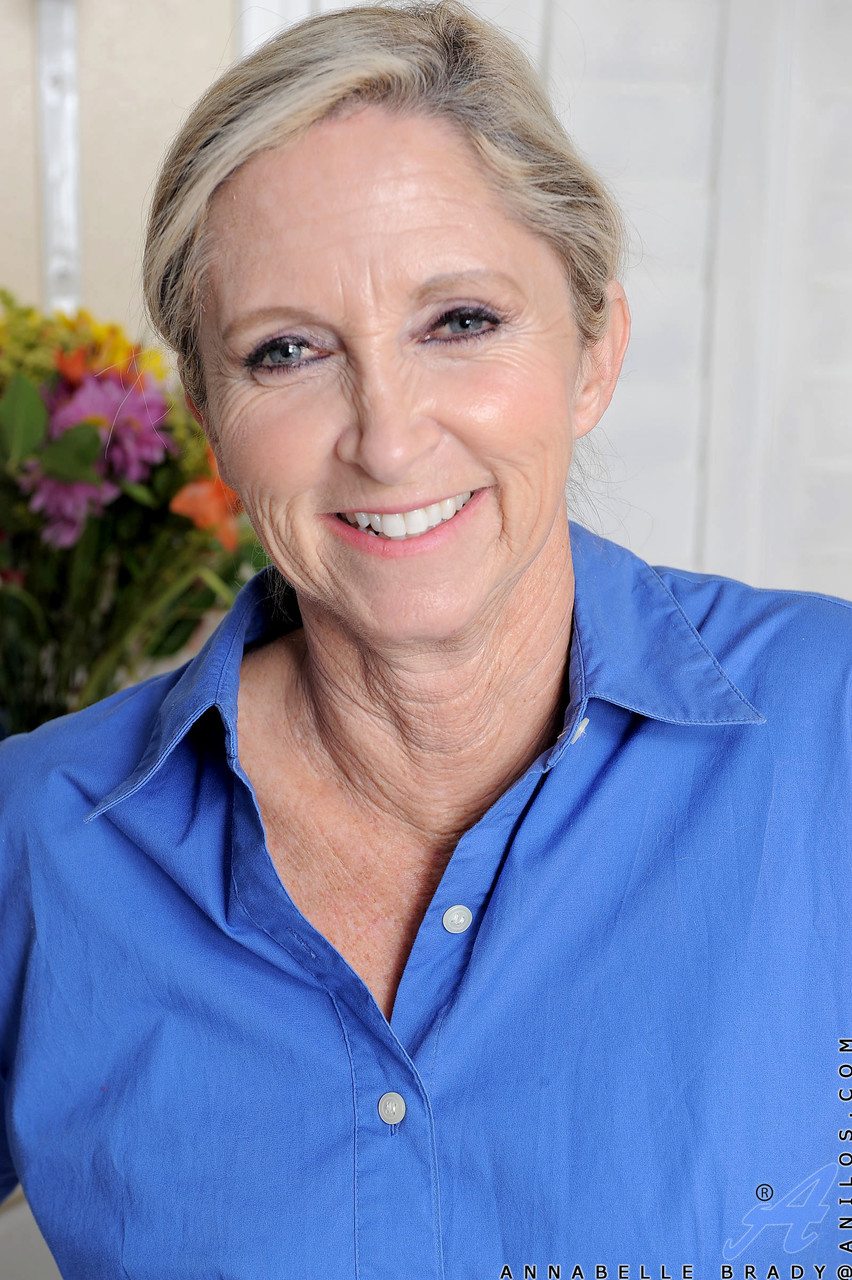 熟女主婦アンナベルブレイディが台所の流しに彼女の空腹な膣を洗う