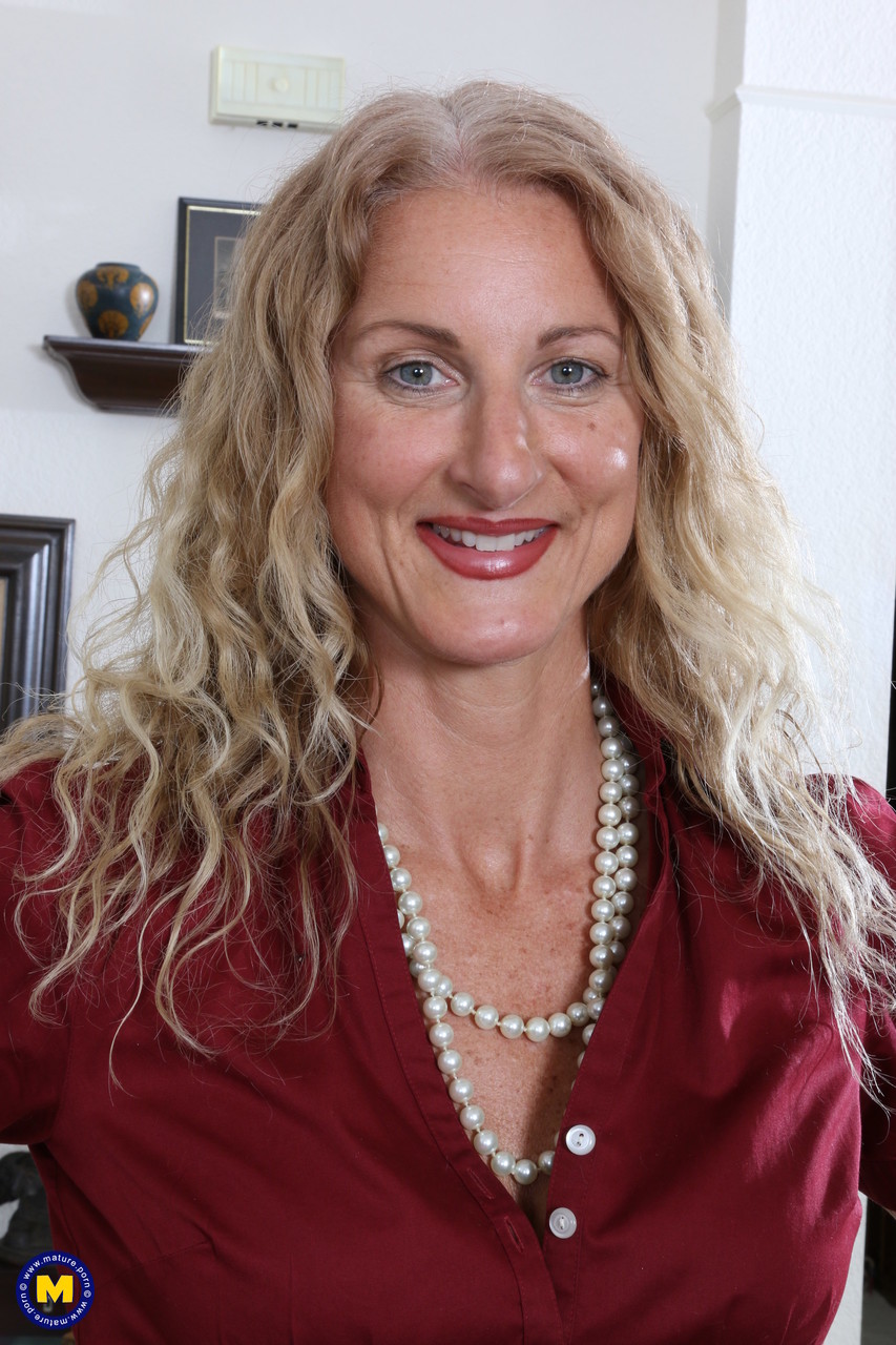 成熟的家庭主妇布伦达独自ディルド 玩弄阴道