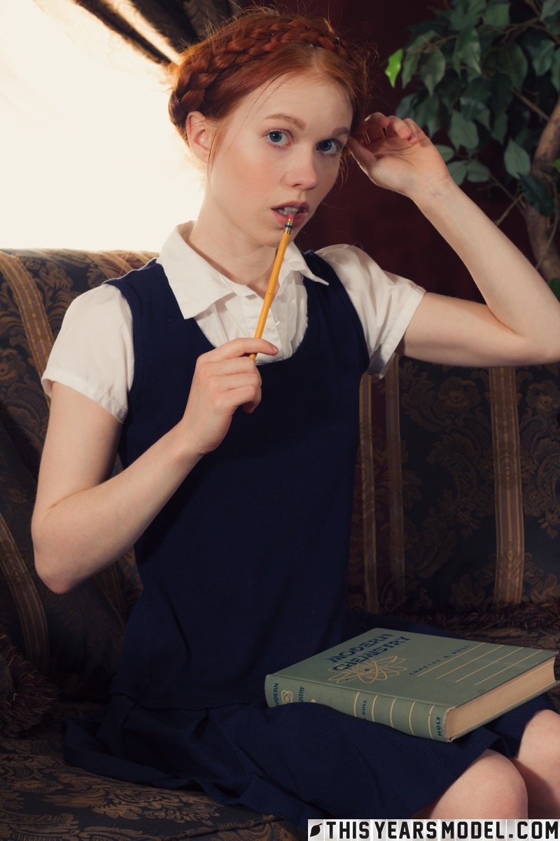 Junge Rothaarige Dolly Little Zieht Sich Komplett Aus In Weißen Socken Und Mary Janes