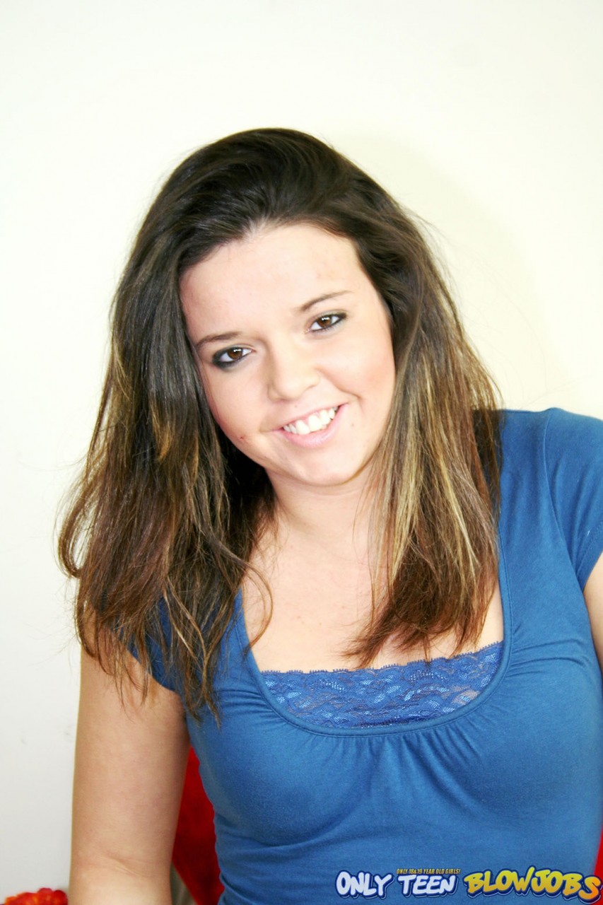 丰满的少女Ruby Williams脱衣并提供完美的口交