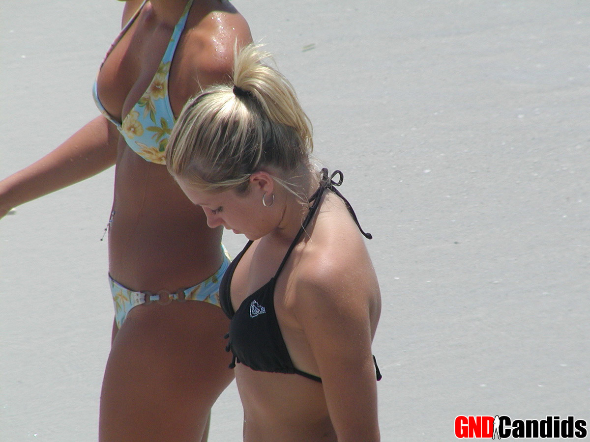 穿比基尼的白人女孩在海滩上尽情玩耍