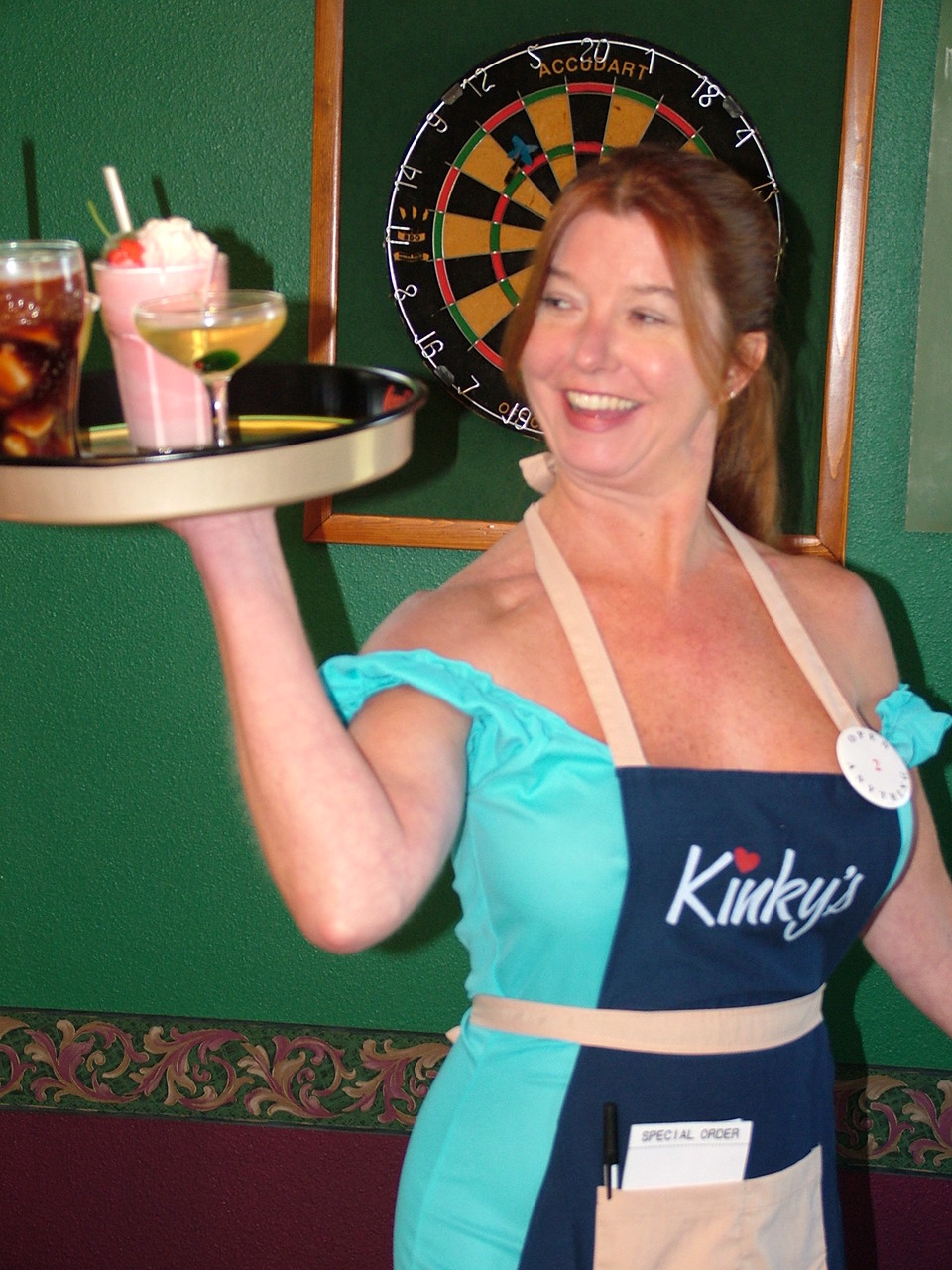 Camarera Madura Puta Dee Muestra Grandes Tetas Y Toca Su Coño En El Trabajo