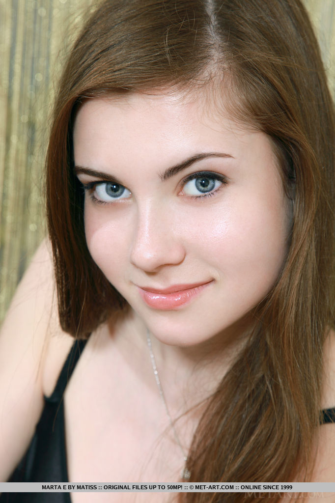 グラマラスなユーロティーン・マルタEが完全に自然なティーンの胸を披露