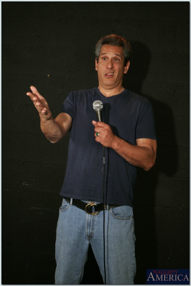 الشقراء السكرانة ذات الثديين الكبيرين بكعب عالي تنام مع ممثل الكوميديا الواقف