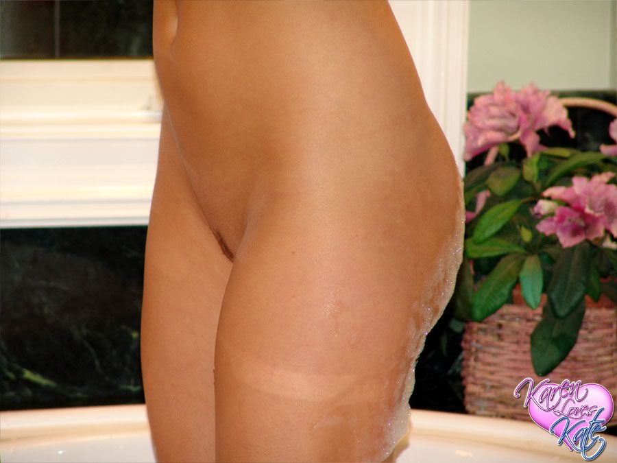 Moças Lésbicas Kate E Karen Se Acariciam Durante O Banho De Espuma