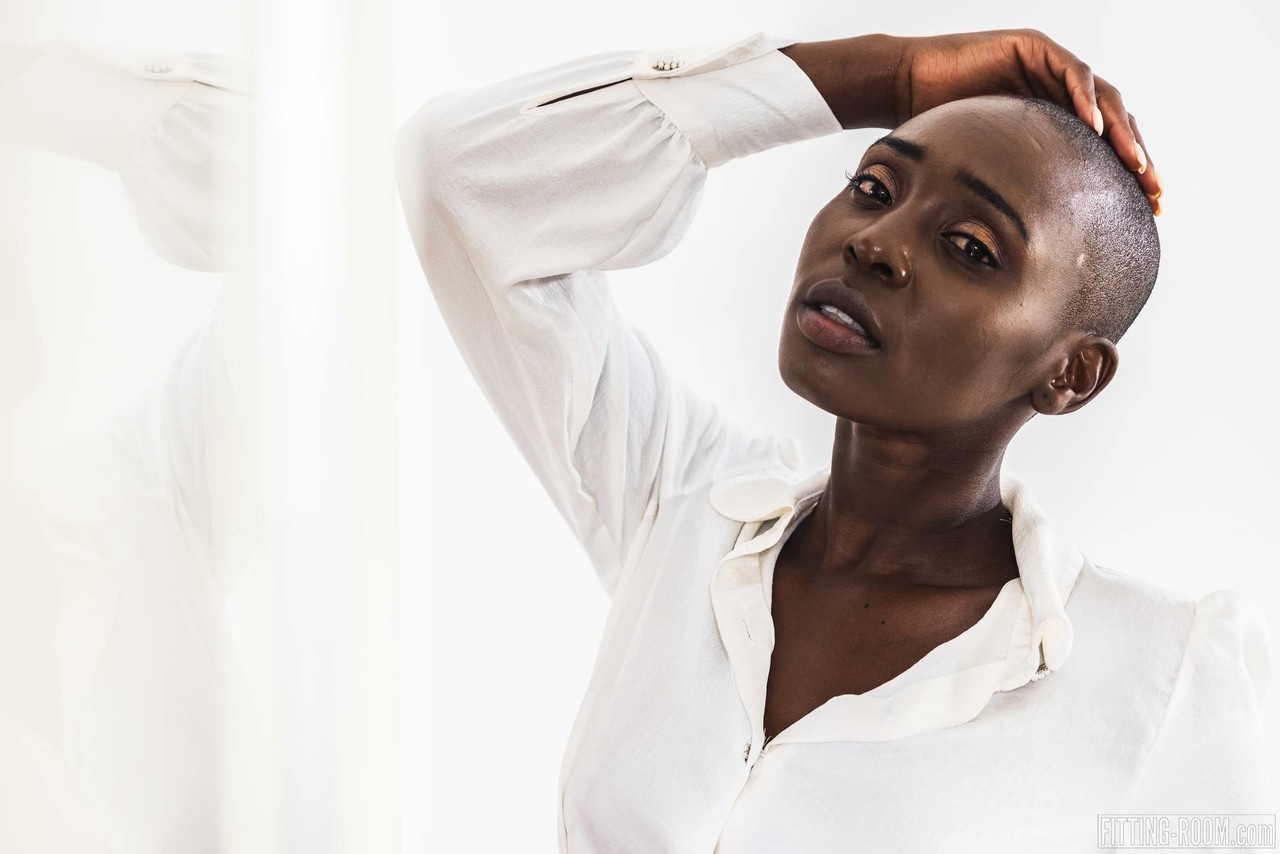 Ebony Zaawaadi Masturbiert Mit Einem Vibrator Im Unterwäsche