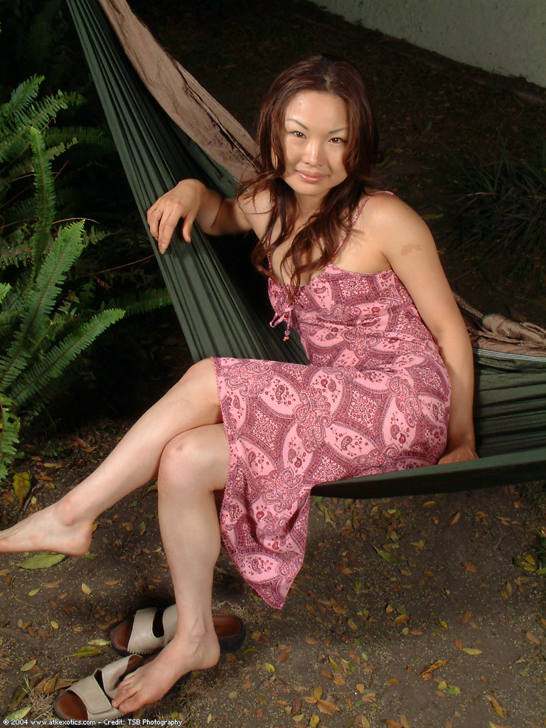 Asiatische Amateur Breitet Die Beine Aus, Um Ihren Haaren Bedeckten Venusberg Zu Zeigen