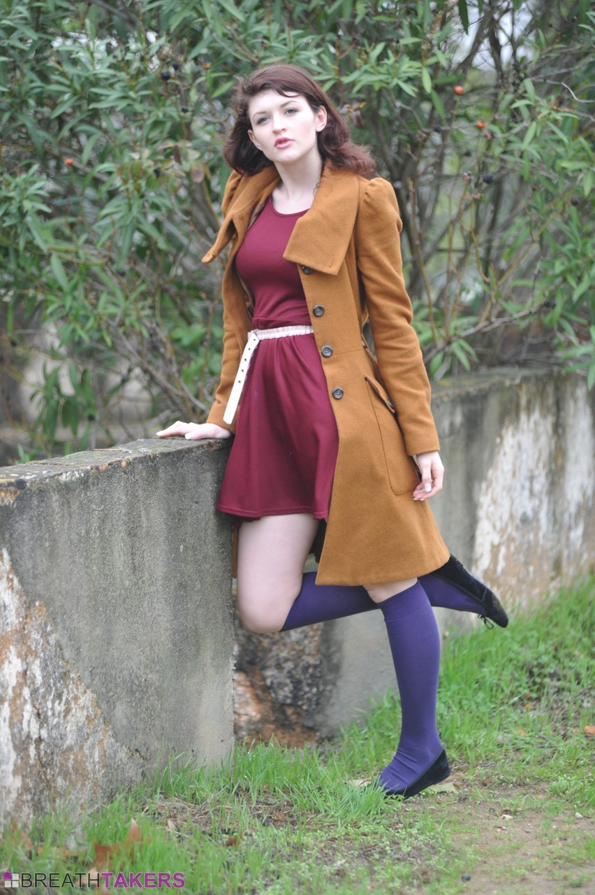 Гламурная Модель Фауна Раздевается До Колготок Возле Разрушенного Здания