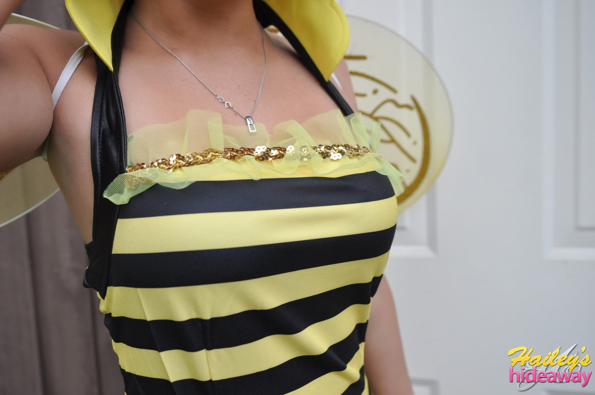 La Joven Amateur Hailey Se Quita El Disfraz De Abeja Para Mostrar Su Pequeño Culo