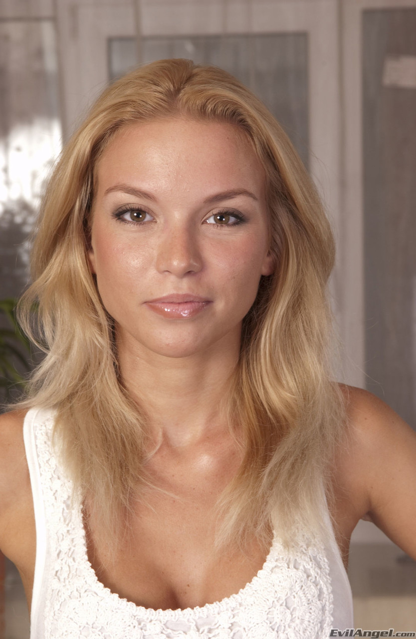 晒黑的俄罗斯女孩和漂亮朋友来男生家进行肛交三人行