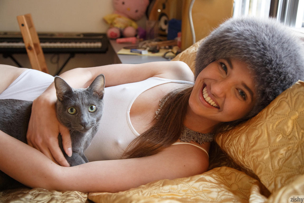 Novia Adolescente Maria Turova Expone Su Pequeño Culo Y Tetas Pequeñas En Casa