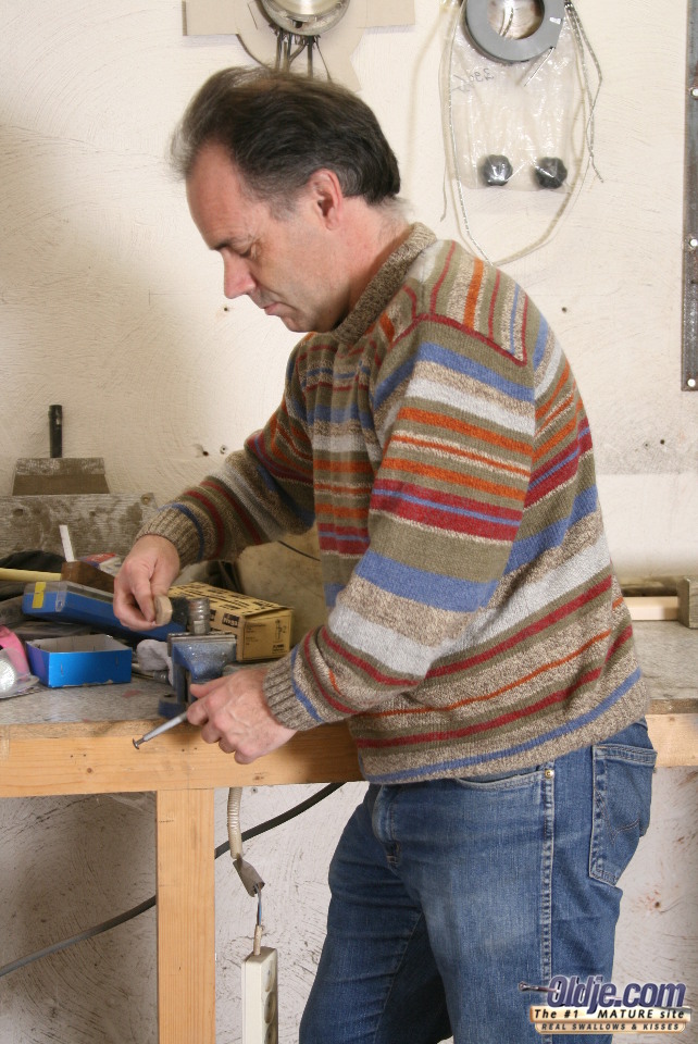 छोटी छाती वाली मीठी किशोरी गोल्डी कार्यशाला में बूढ़े आदमी से चुदवाती है