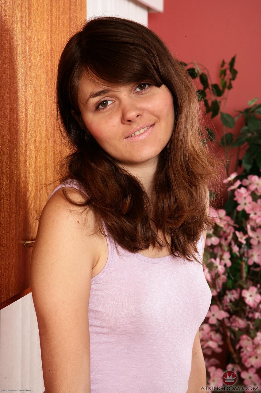 بريار روز تُبرز كسها الحار المشعر ومؤخرتها الضيقة الهواة في المطبخ