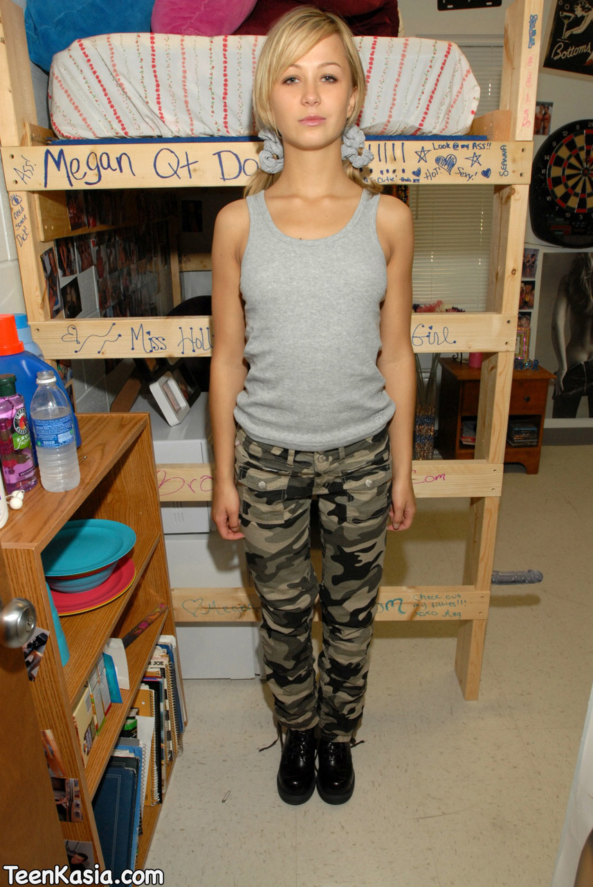 المراهقة الشقراء تسحب بنطال الكمو قبل جلد المؤخرة الضيقة