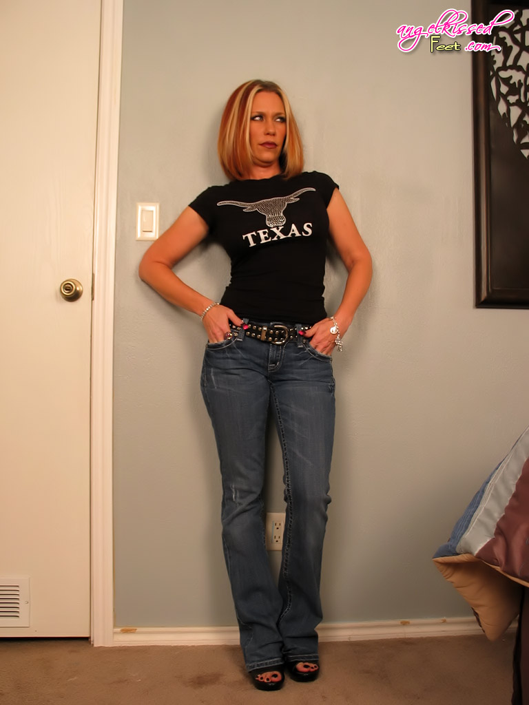 عارضة هواية تخلع الكعبين بينما تُبهر بالأظافير السوداء