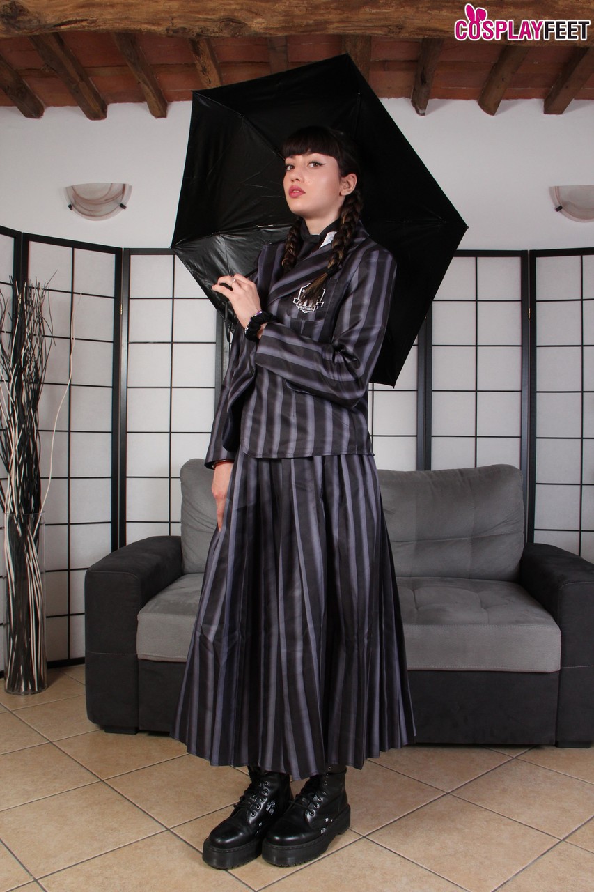 星期三·亚当斯角色扮演者 Missy Sinner 在安全画面里脱掉靴子