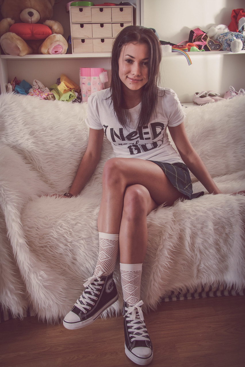 छोटे कद की किशोरी अपनी चिकनी चूत में बड़ा लंड गहराई तक लेती है